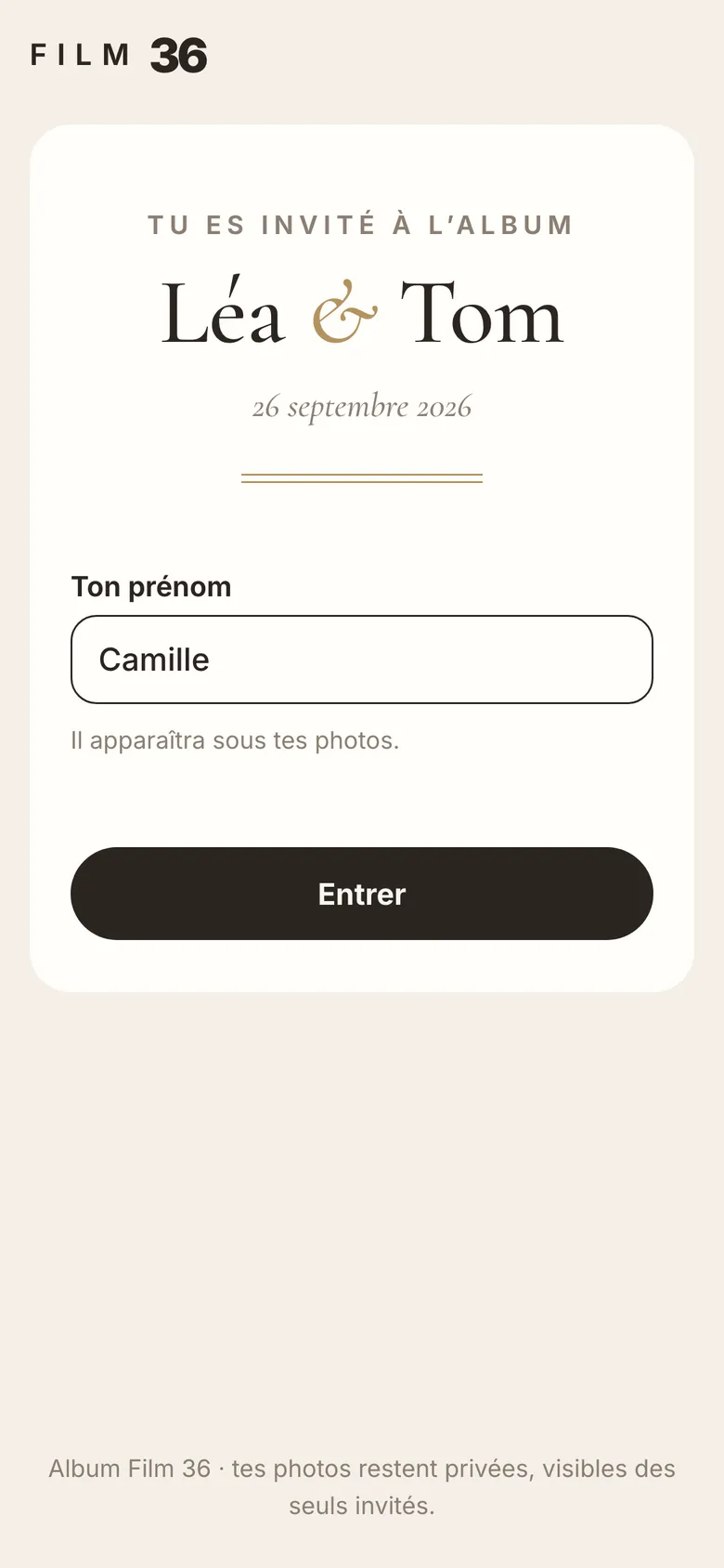 La page d'arrivée d'un invité : « Tu es invité à l'album » de Léa et Tom, avec le champ pour écrire son prénom