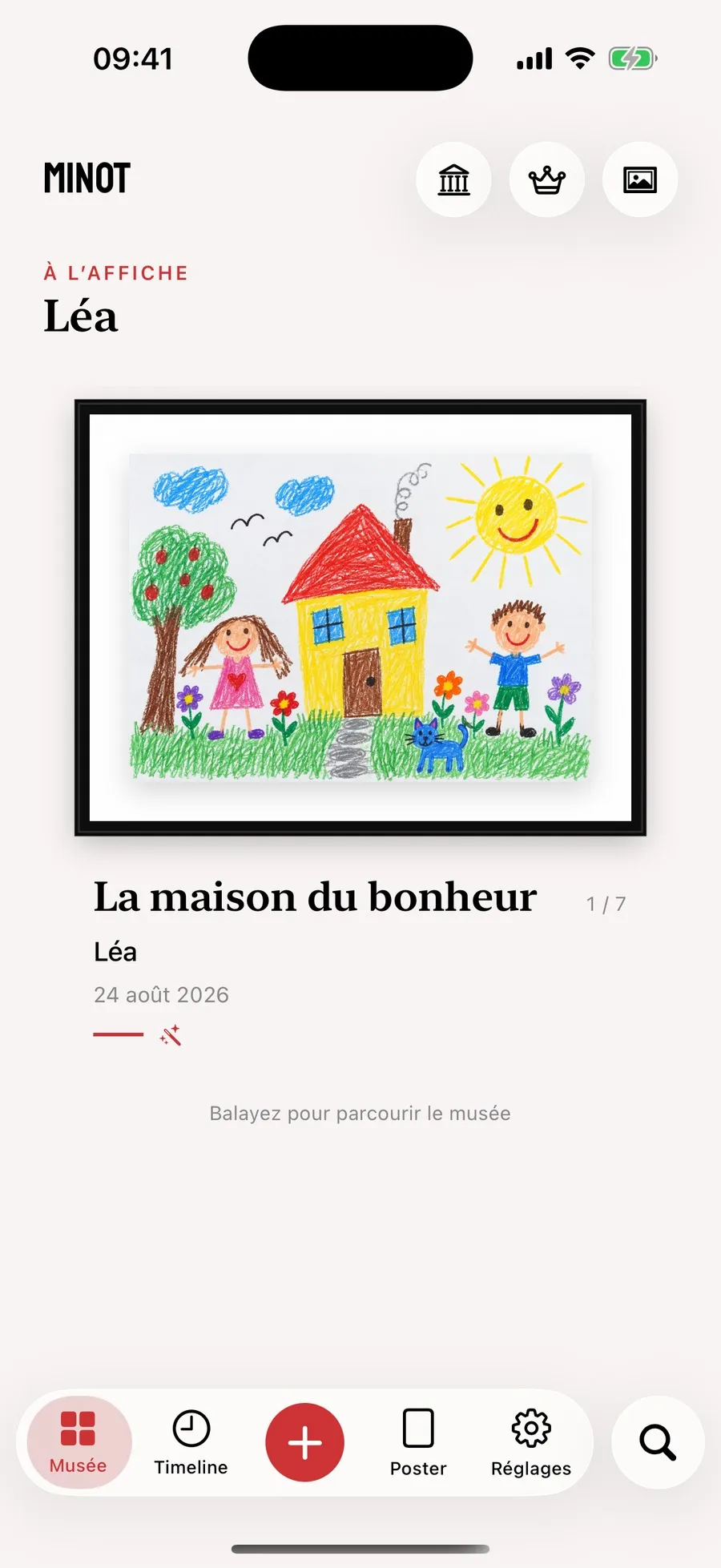 La vue Musée de Minot présentant un dessin d'enfant dans un cadre noir et un passe-partout blanc, avec son titre La maison du bonheur, l'artiste Léa et la date du 24 août 2026