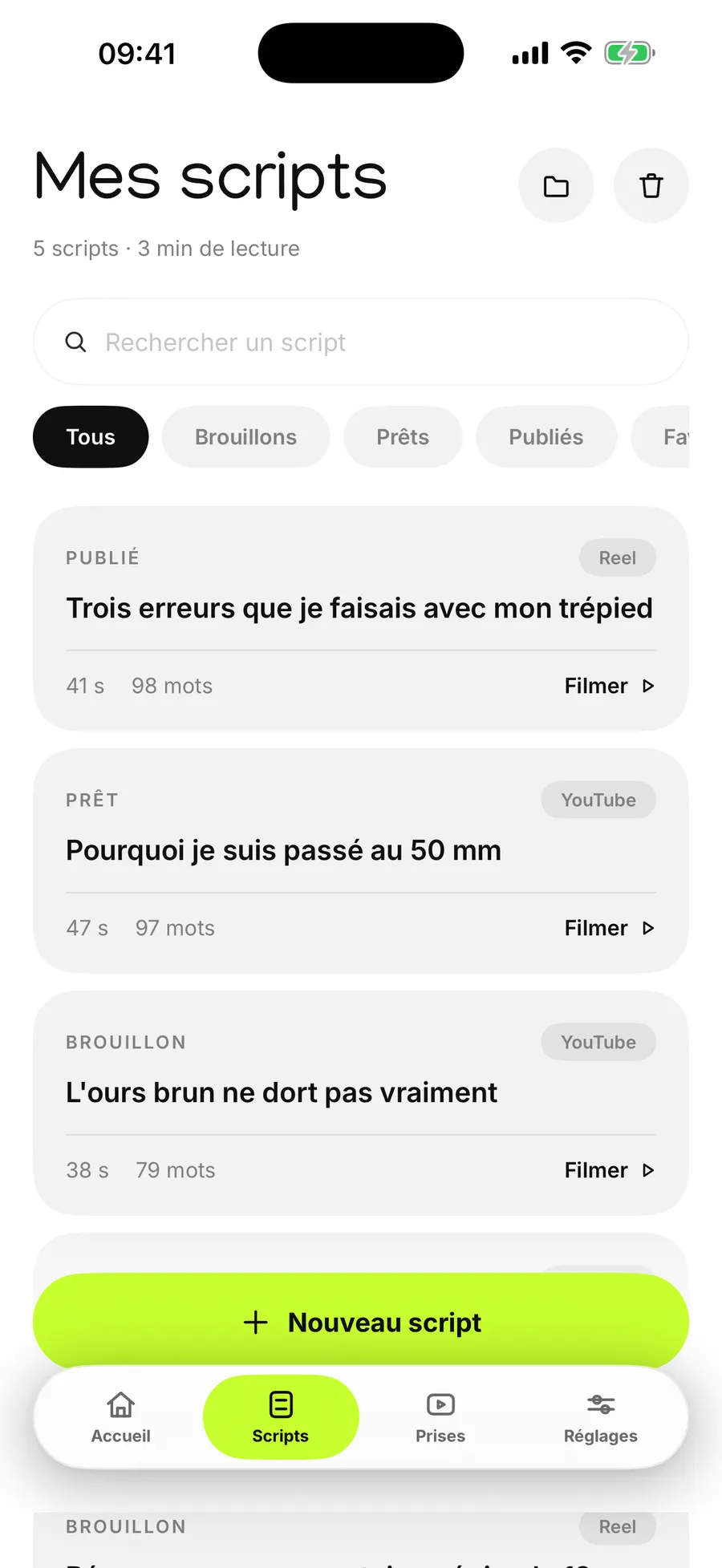 Bibliothèque de Cue avec cinq scripts filtrés par brouillon, prêt et publié, chacun affichant sa durée, son nombre de mots et son format