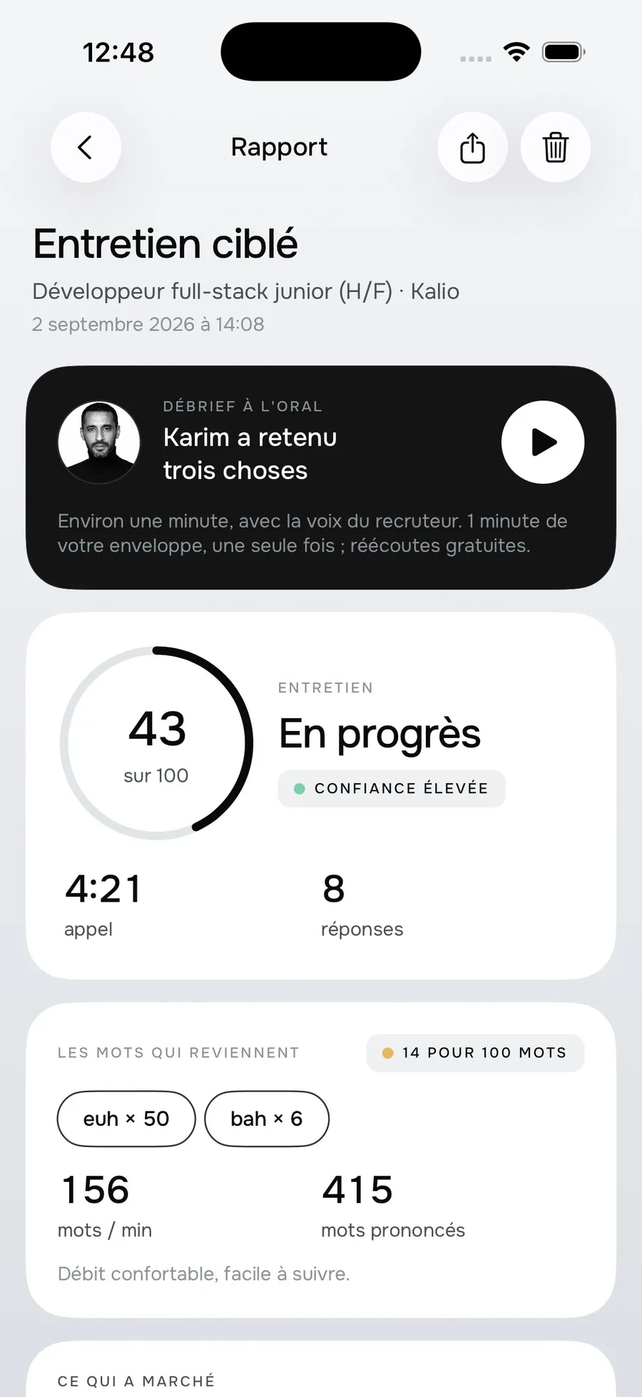 Le rapport d'une simulation dans Nelo, avec un score de 43 sur 100 en confiance élevée, le débit à 156 mots par minute, les tics de langage comptés et un débrief à écouter